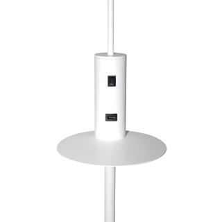 Miljøbillede med Vigo USB gulvlampe i hvid fra Design by Grönlund. - detalje med USB porten.