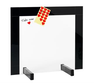 Bordskærm med sort magnetisk ramme 70x60 og dermed mulighed for at opsætte ting med magneter