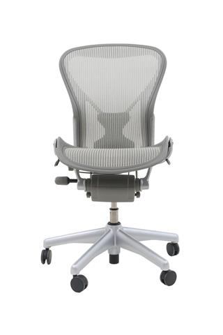Herman Miller Aeron kontorstol, Model B, Classic i Titanium Pellicle Quartz, Smoke uden armlæn.