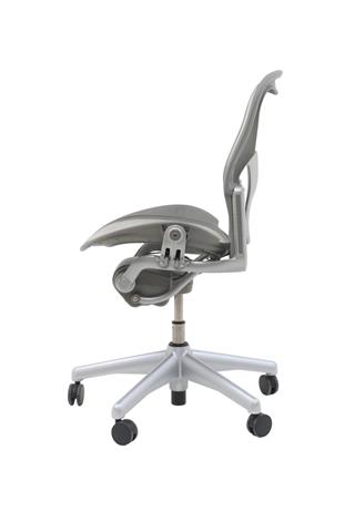 Herman Miller Aeron kontorstol, Model B, Classic i Titanium Pellicle Quartz, Smoke uden armlæn.