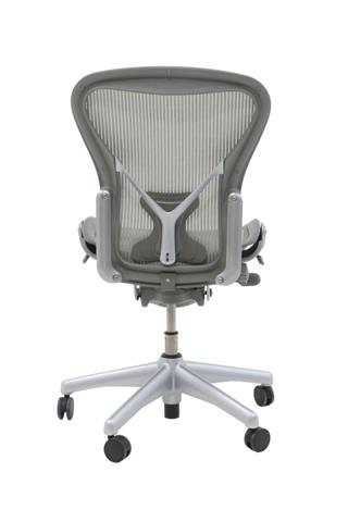 Herman Miller Aeron kontorstol, Model B, Classic i Titanium Pellicle Quartz, Smoke uden armlæn.