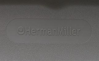 Herman Miller Aeron kontorstol, Model B, Classic i Titanium Pellicle Quartz, Smoke uden armlæn.