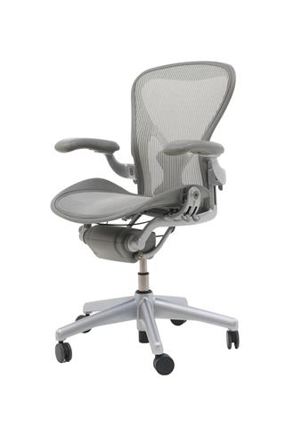 Herman Miller Aeron kontorstol, Model B, Classic i Titanium Pellicle Quartz, Smoke med armlæn.